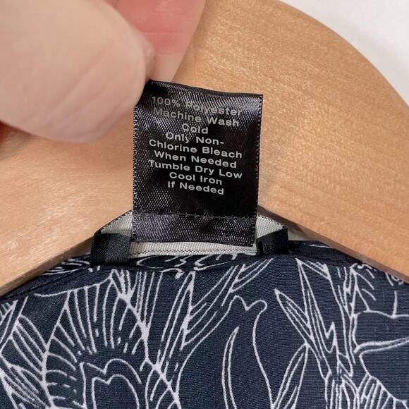 Ann Taylor Petite Black and White Floral V-neck Sleeveless Jumpsuit S - Picture 14 of 14